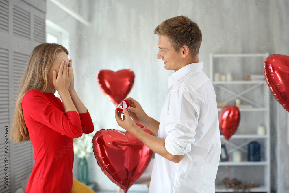 年轻人在家拿着漂亮的订婚戒指向心爱的人求婚