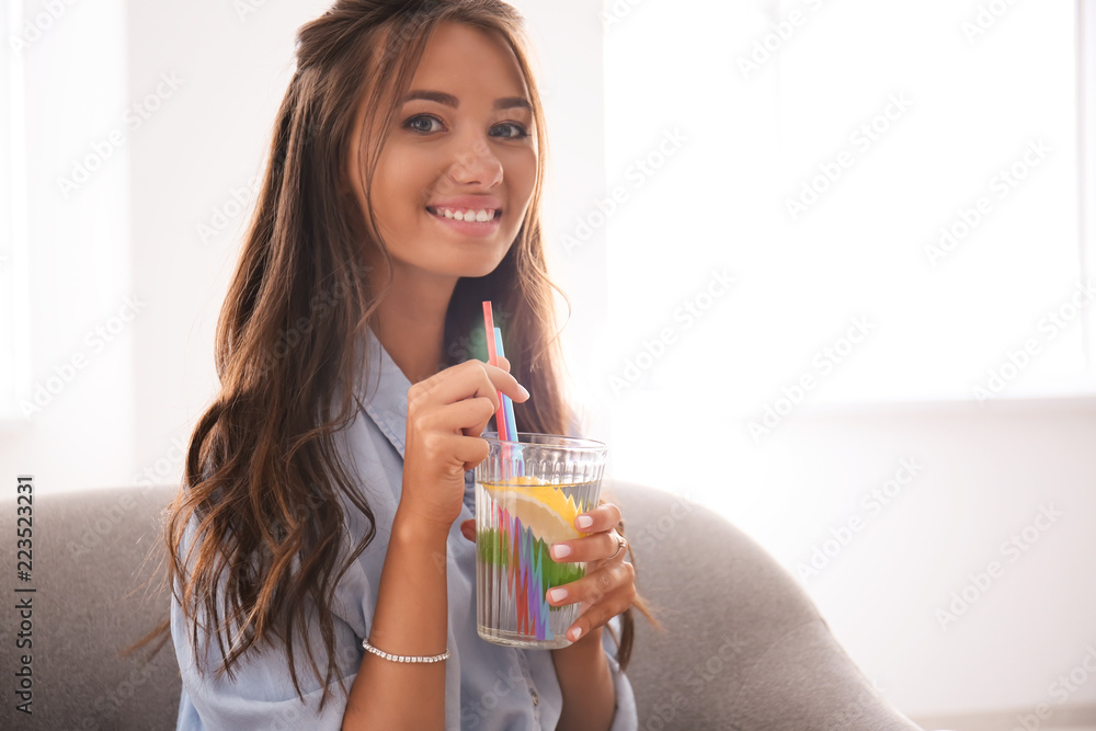 年轻女子在家喝新鲜柠檬水