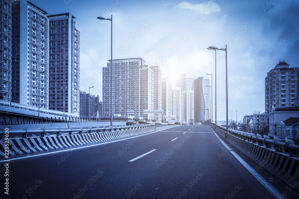 道路路面和城市建筑摩天大楼