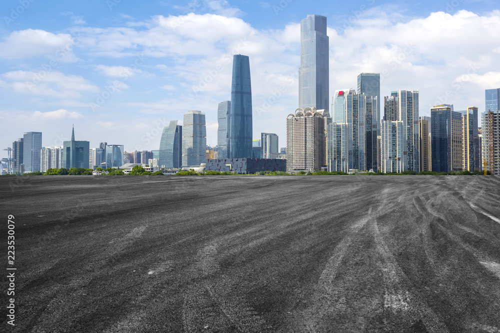 道路路面与广州城市建筑天际线