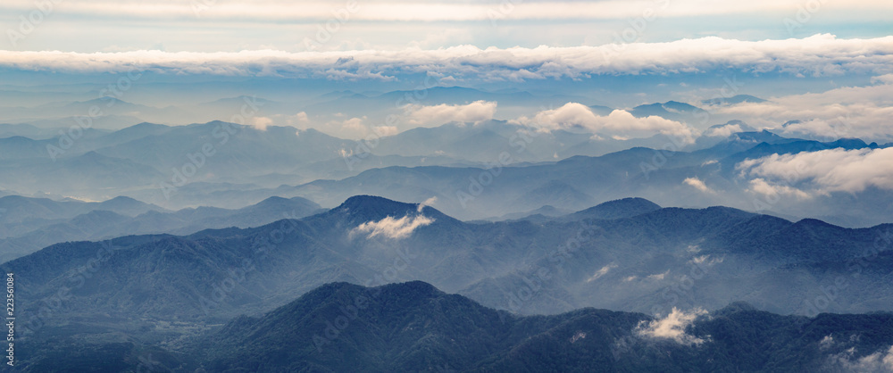 山脈と雲