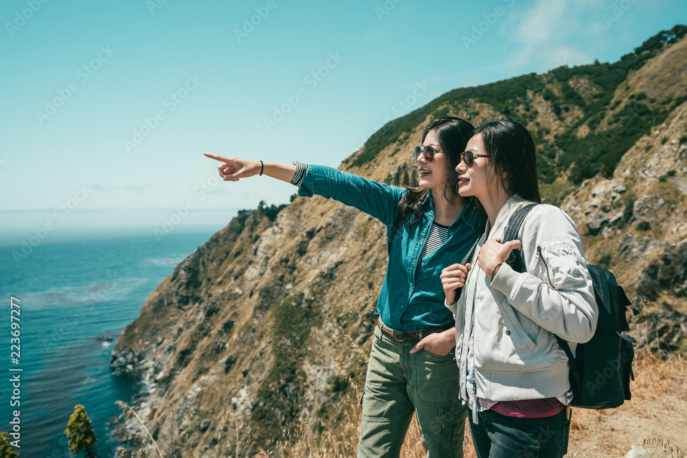 女人站着指着某个地方