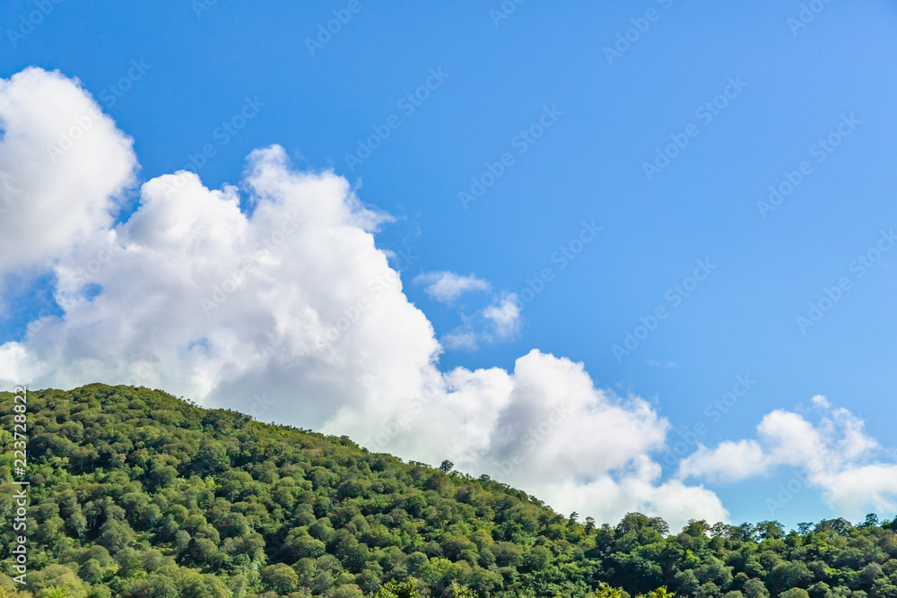 青空と初秋の山　月山