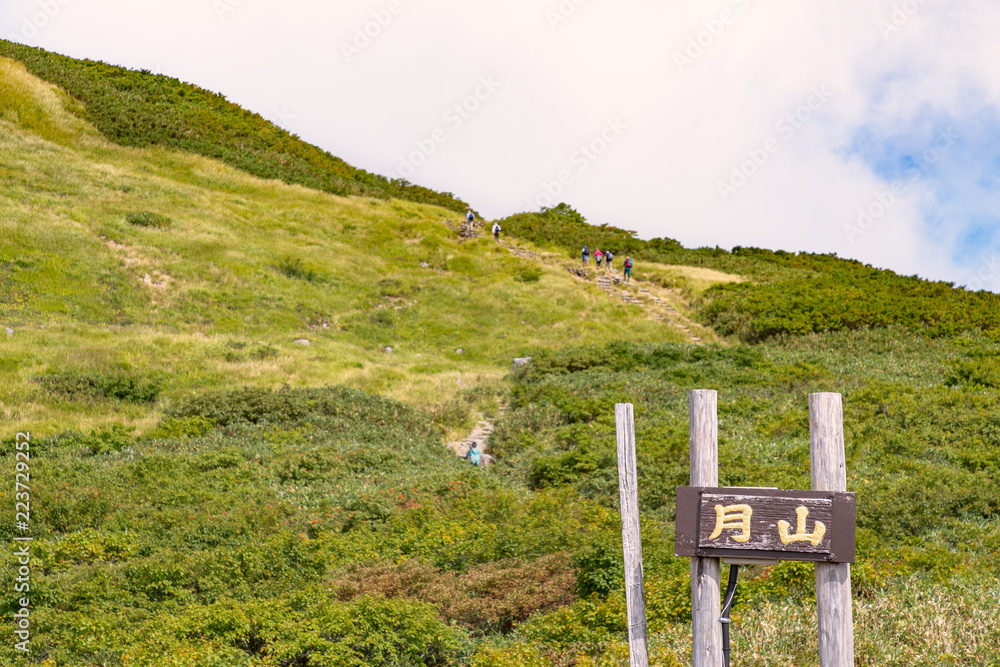 青空と初秋の山　月山