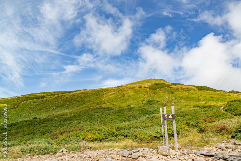 青空と初秋の山　月山