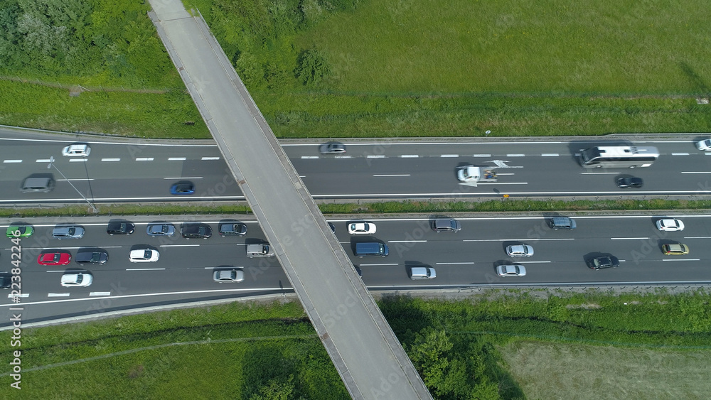 空中，俯视：在斯洛文尼亚繁忙的高速公路上，在交通拥堵的上空飞行。