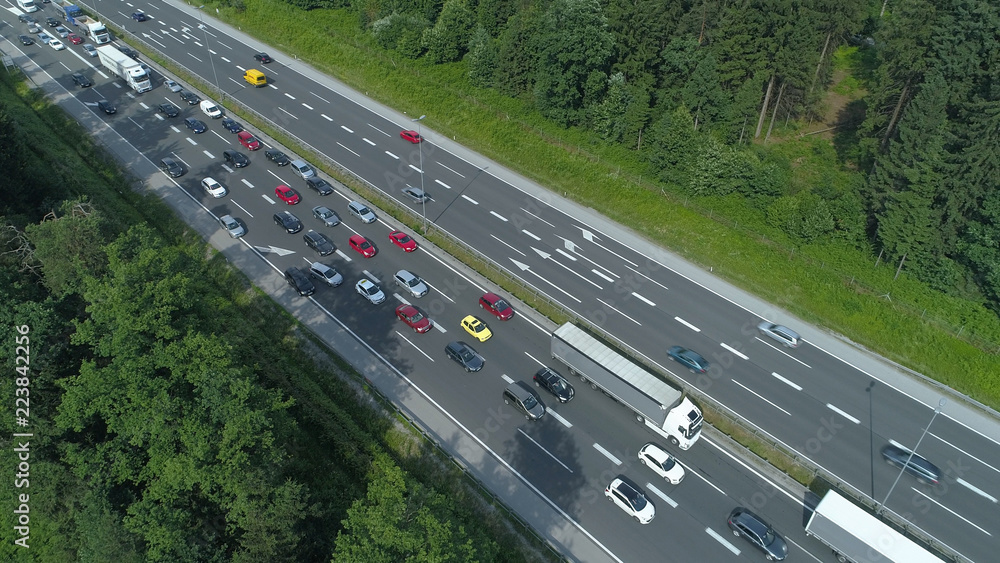 航空：无数的汽车和卡车在高速公路上通过瓶颈。