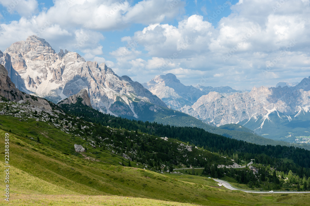 印象中的Passo di Giau，在一个夏天的下午，在风景方向。