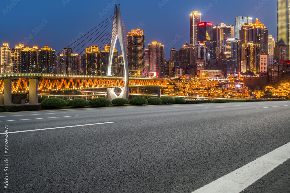 道路路面与重庆城市建筑天际线