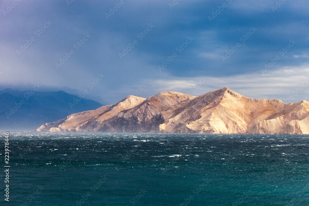 美丽的海景，地平线上有石头岛，克罗地亚克尔克岛