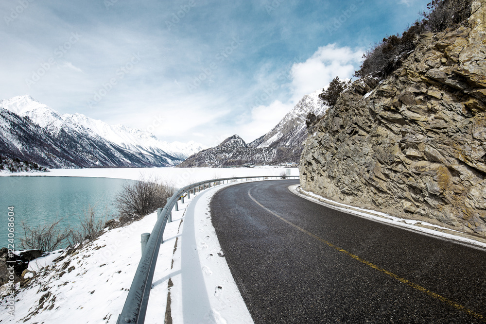 冬季道路和雪与景观