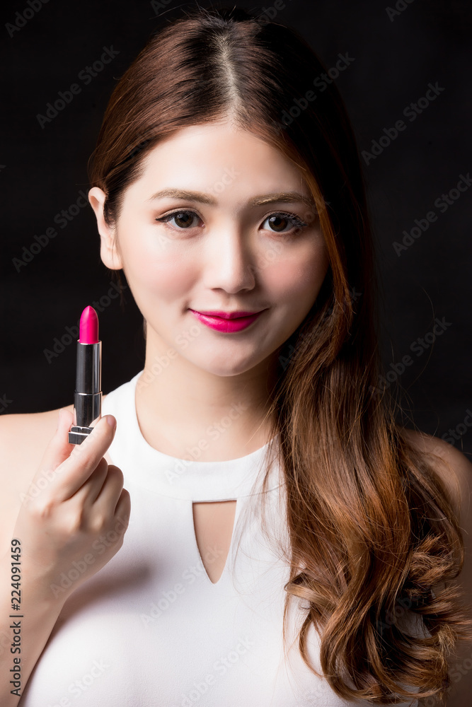 woman take lipstick