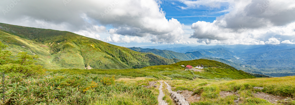 初秋の登山道　山形県月山