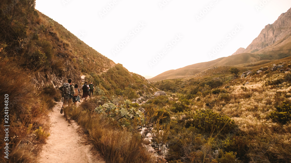 徒步旅行者在山区的极端岩石地形