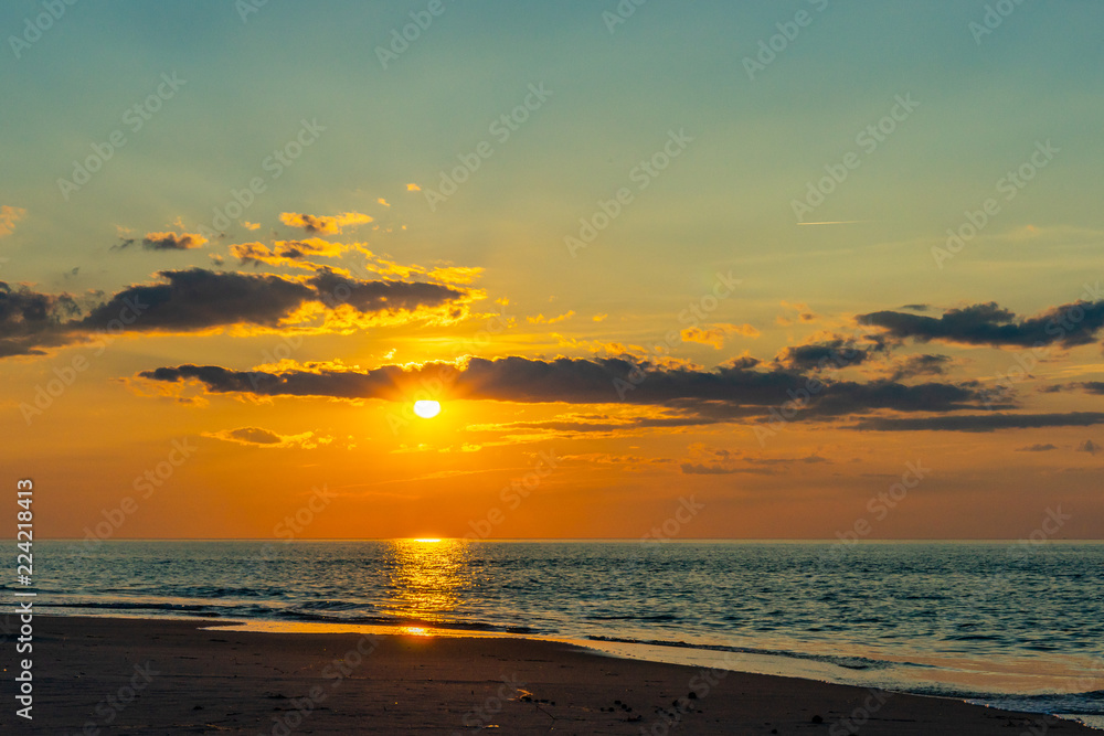 普罗旺斯兰科德角北侧海滩上的日落，美国马萨诸塞州大西洋海景。