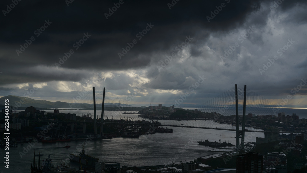 海参崴城市景观——城市上空的暴雨。