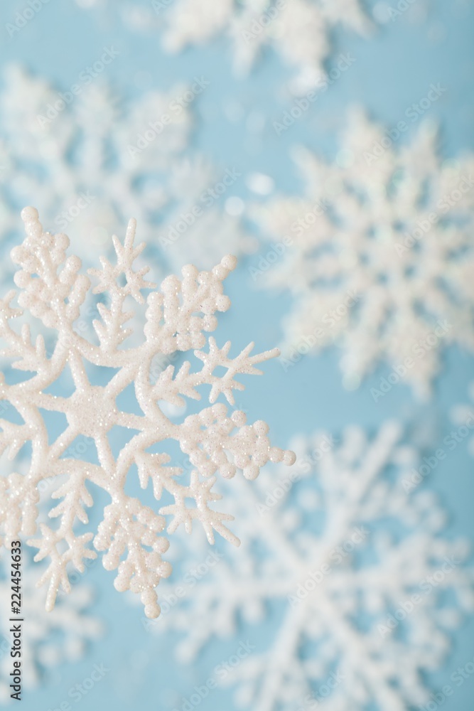 背景特写中有更多雪花的人造雪花