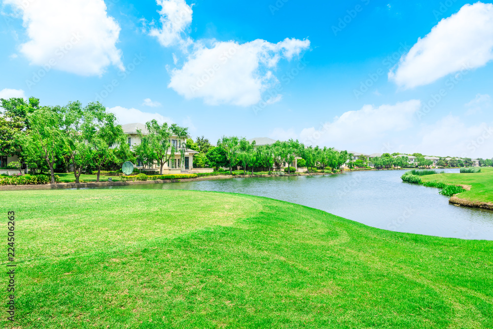 绿色的草地和树林，夏天有公寓楼的风景