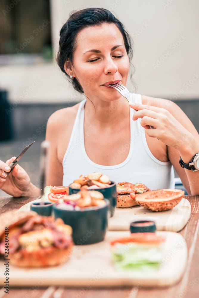 年轻女人在吃美味的饭菜。