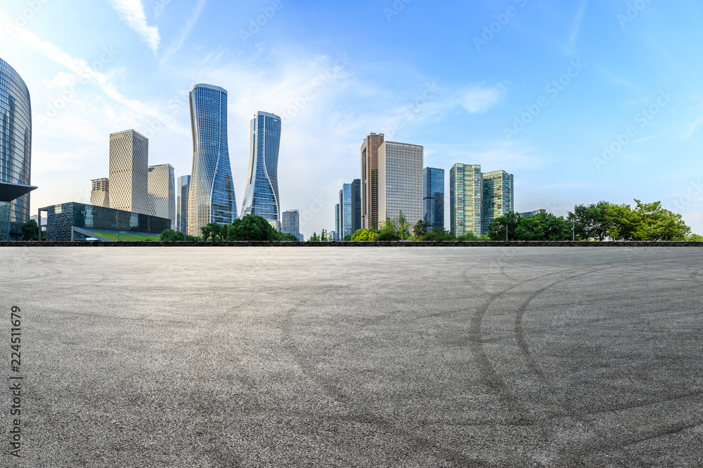 杭州空荡荡的沥青广场和现代建筑