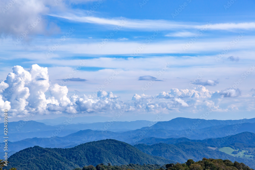 青空と初秋の山　月山