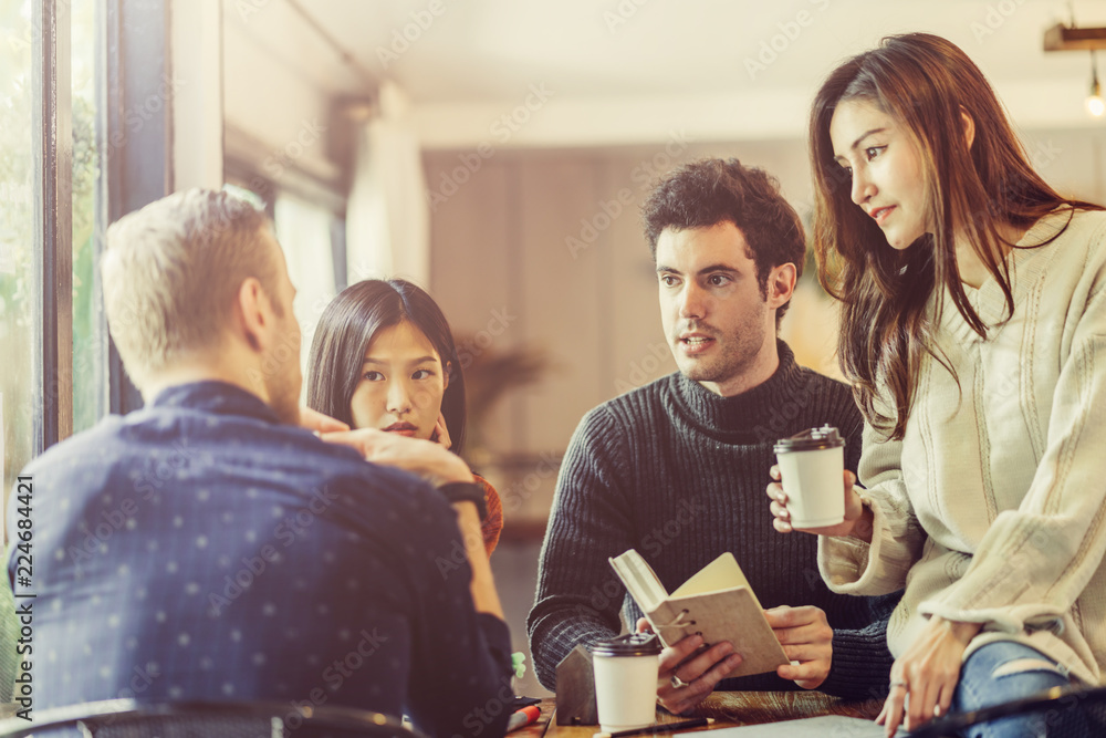 混合亚洲女性高加索男性人们在Coffee S聚会友谊和幸福