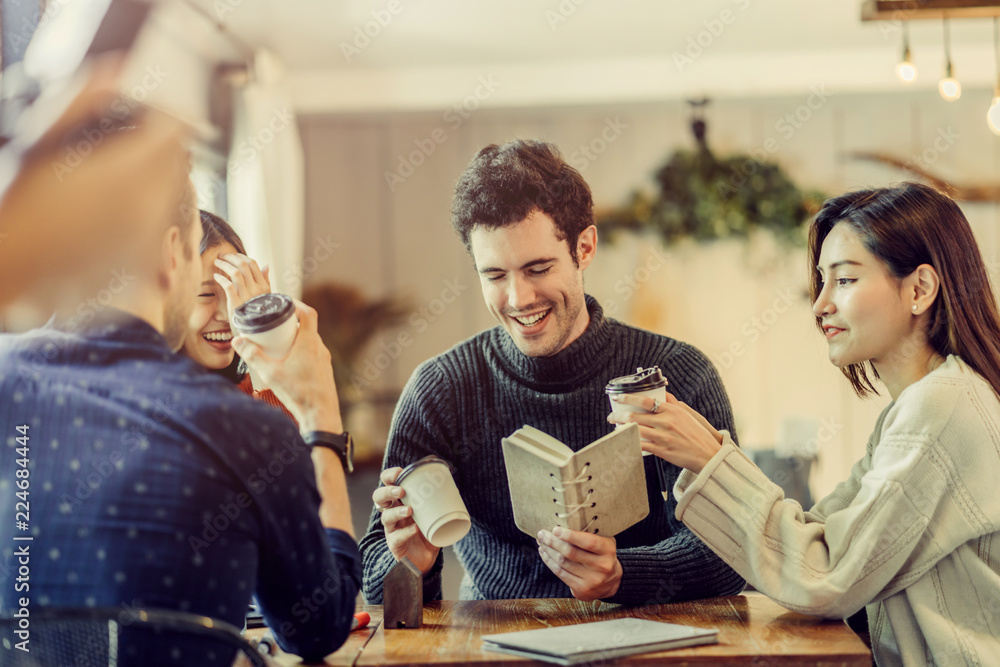 混合亚洲女性高加索男性人们在Coffee S聚会友谊和幸福