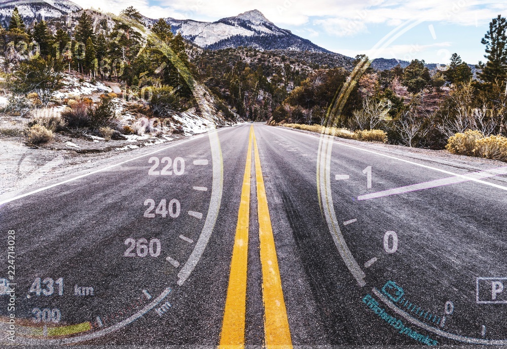 蓝色多云天空下道路背景上的车速表