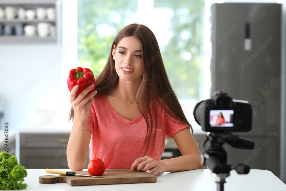 年轻女性美食博主在厨房录制视频