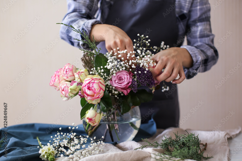 花艺师在餐桌上制作一束美丽的鲜花