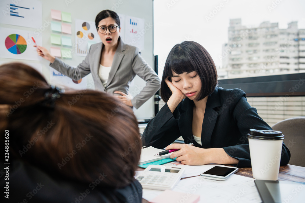 女商人对打瞌睡的同事大喊大叫