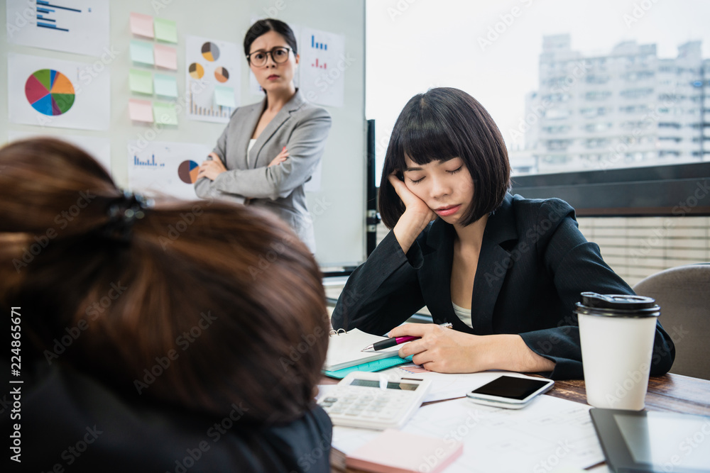 经理对女商人在会议上睡觉感到愤怒