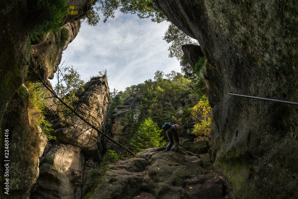 Wanderin klettert von einem Berg zum nächsten, Klettersteig Wandern