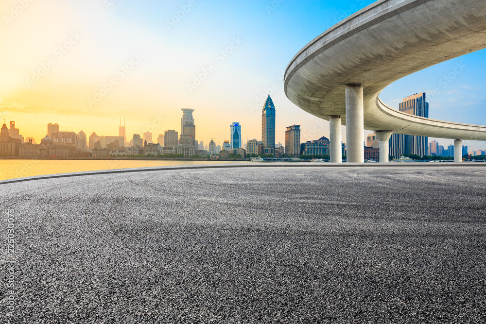 夕阳下的上海，空旷的柏油路和现代城市建筑