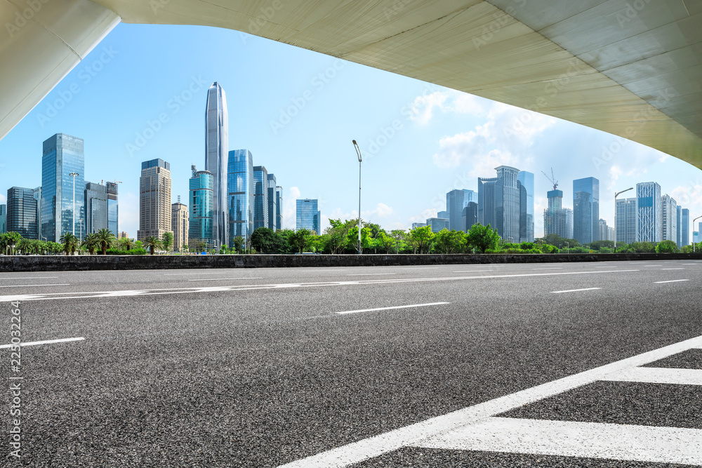 中国深圳的空柏油路和现代城市建筑