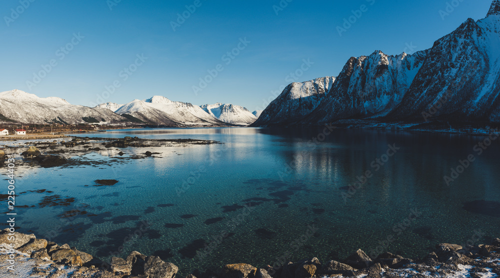 挪威北部罗弗敦群岛美丽的冬季湖泊和雪山全景