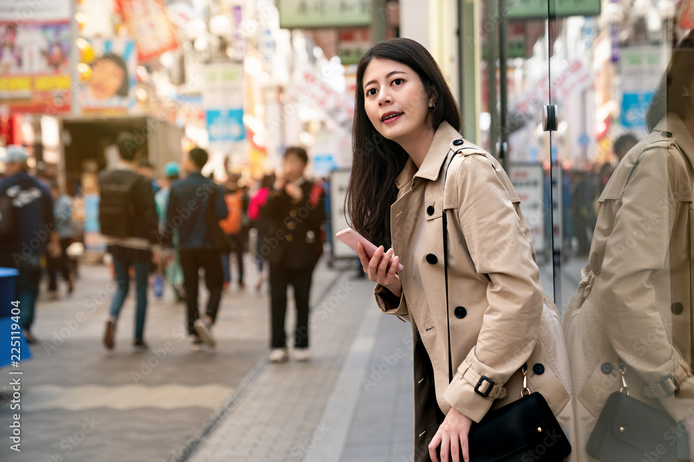 漂亮女孩靠橱窗