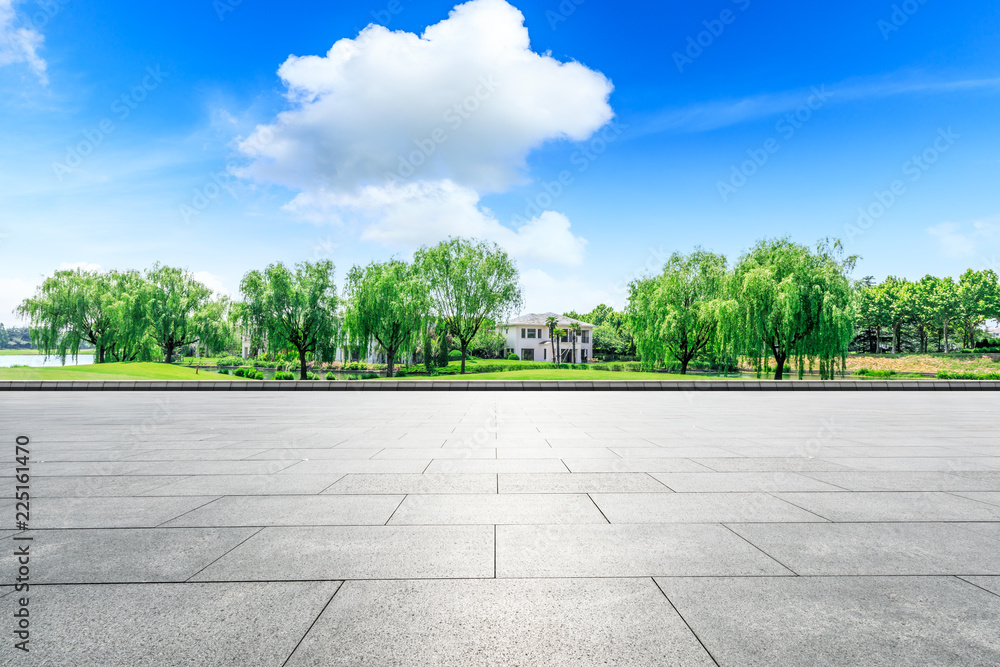 城市公园里空旷的广场和绿色的森林自然风光