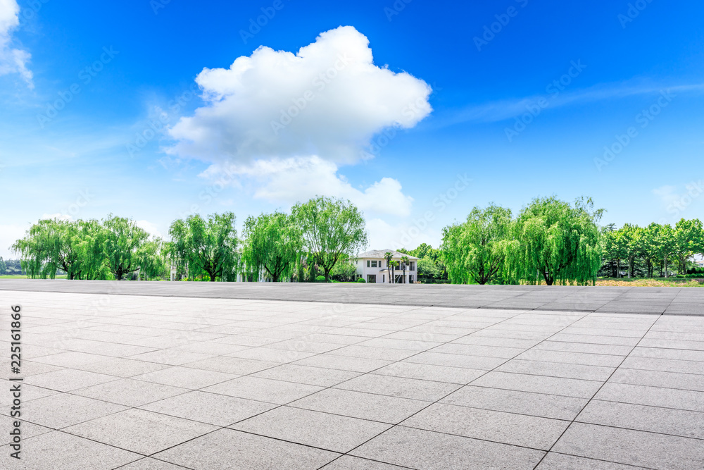 城市公园空旷的广场层和绿色的森林自然风光