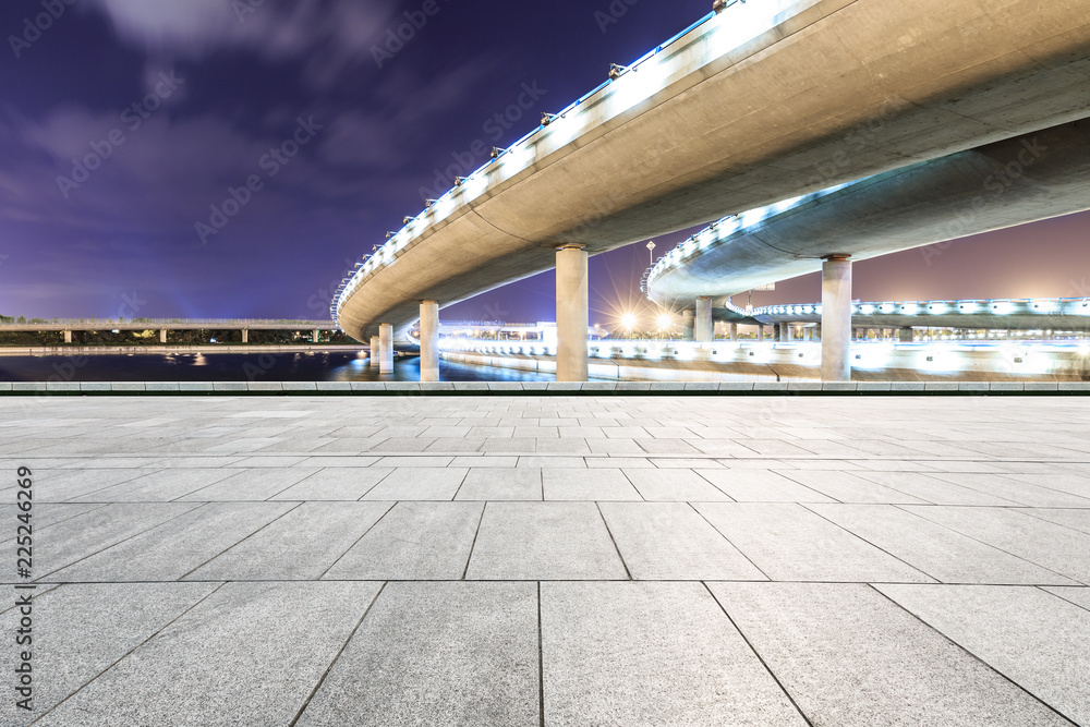 空旷的广场层和现代的夜间造桥风景