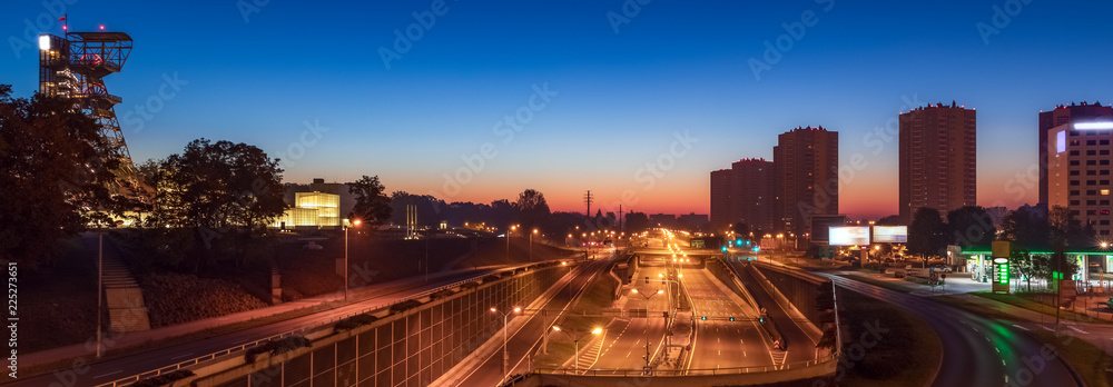 夜晚空旷的城市高速公路全景