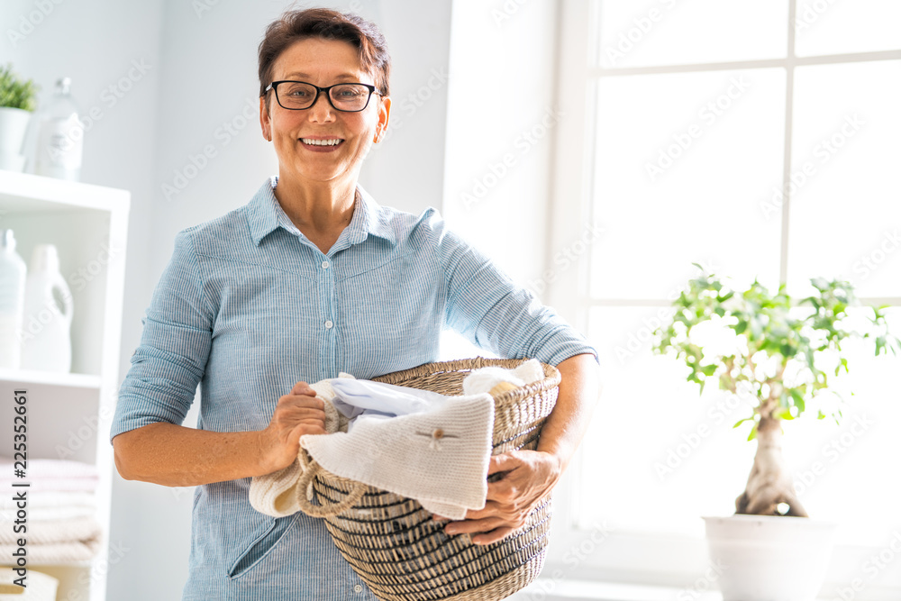 在家洗衣服的女人