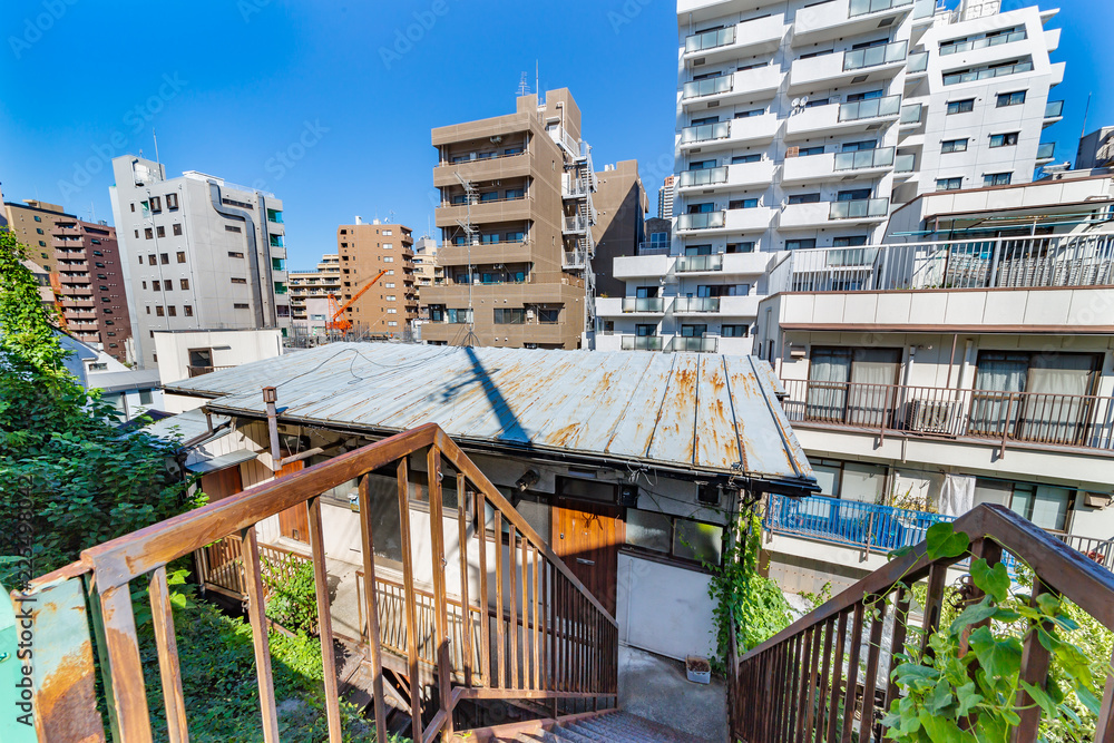 都会の裏路地から見る風景