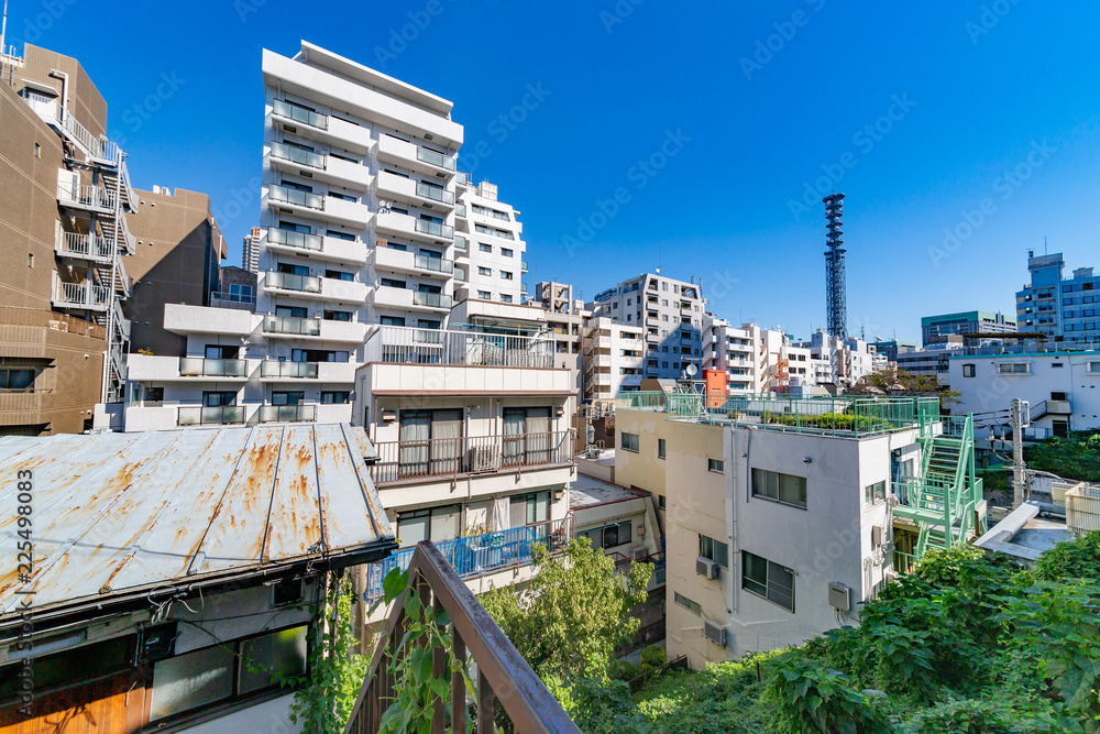 都会の裏路地から見る風景