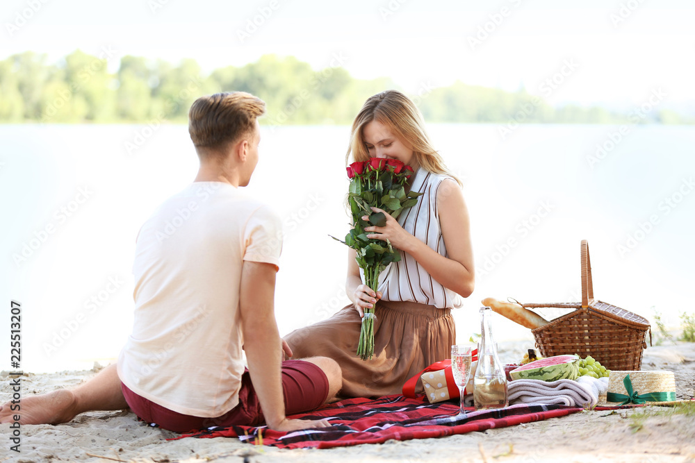 年轻女子在河边浪漫约会时收到男友的鲜花