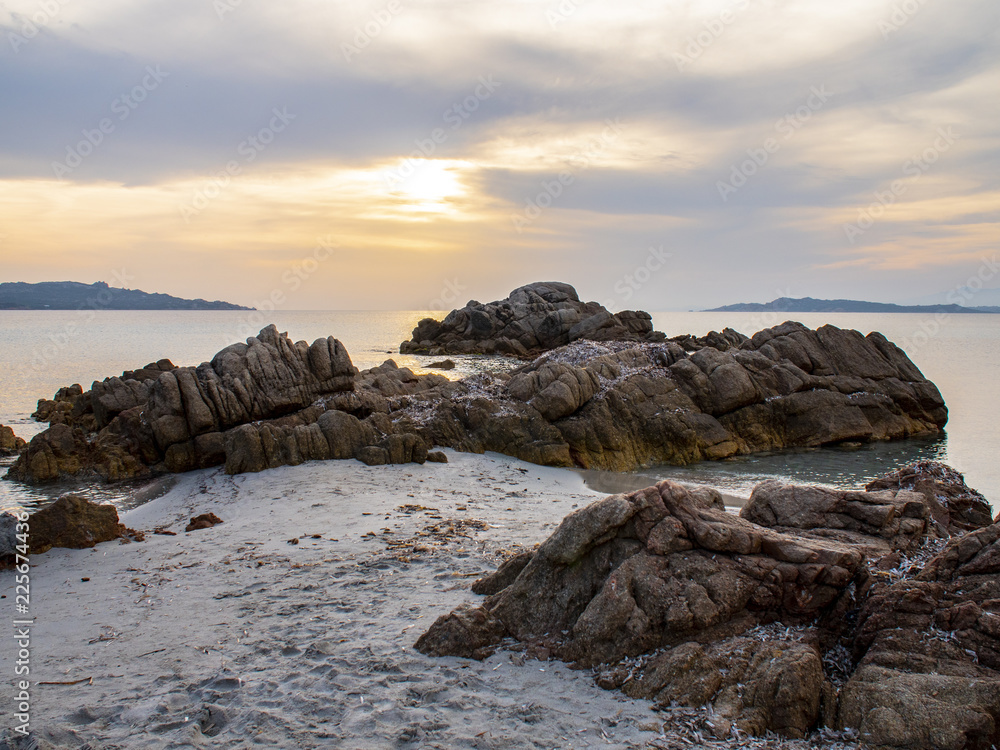 意大利撒丁岛带岩石和日落的海岸线海滩3