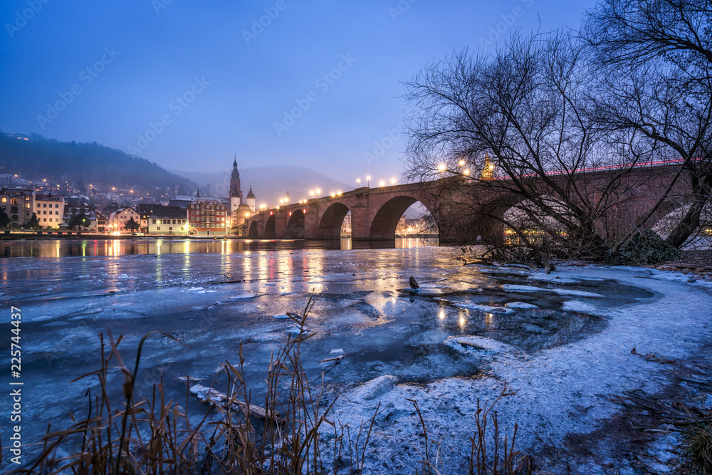 Heidelberg Alte Brücke und Altstadt im Winter, Baden-Württemberg, Deutschland