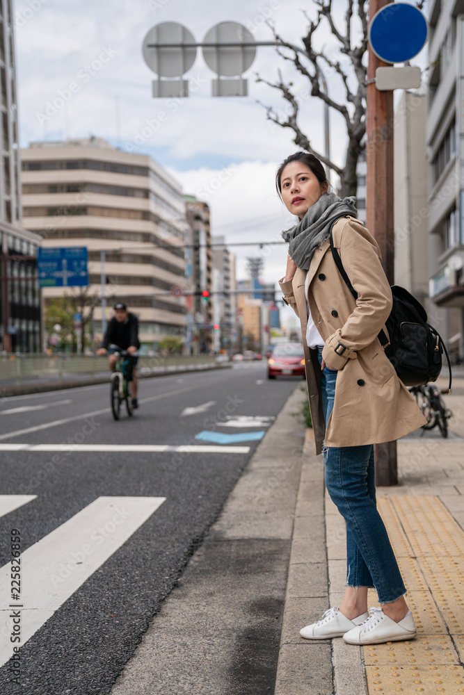 等待过马路的女人