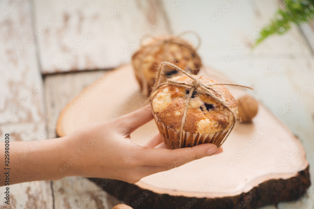 桌上的美味自制坚果松饼。甜糕点