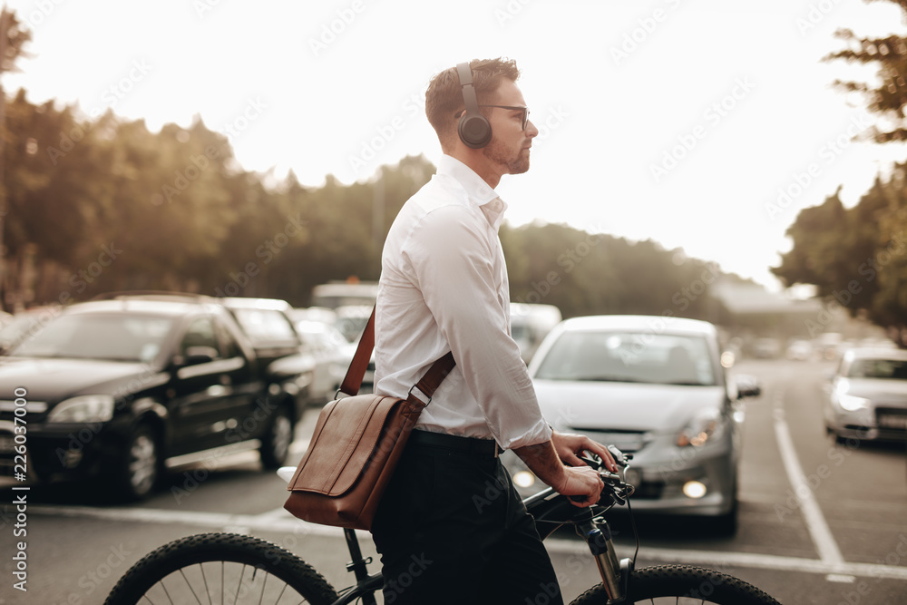 一名商人过马路的侧视图